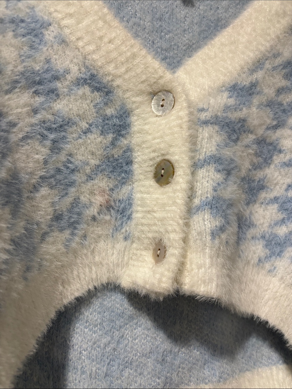 Kendall & Kylie Cropped Houndstooth V-Neck Cardigan in Blue & Cream - Picture 4 of 4